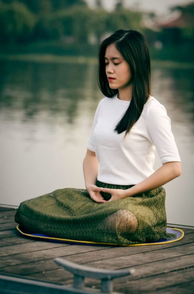 Women doing yoga on the lake side and feeling the nature - real life chiropractic in salt lake city UT